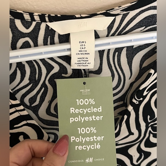 SOLD- H&M Black & White V-neck Dress - Picture 2 of 4